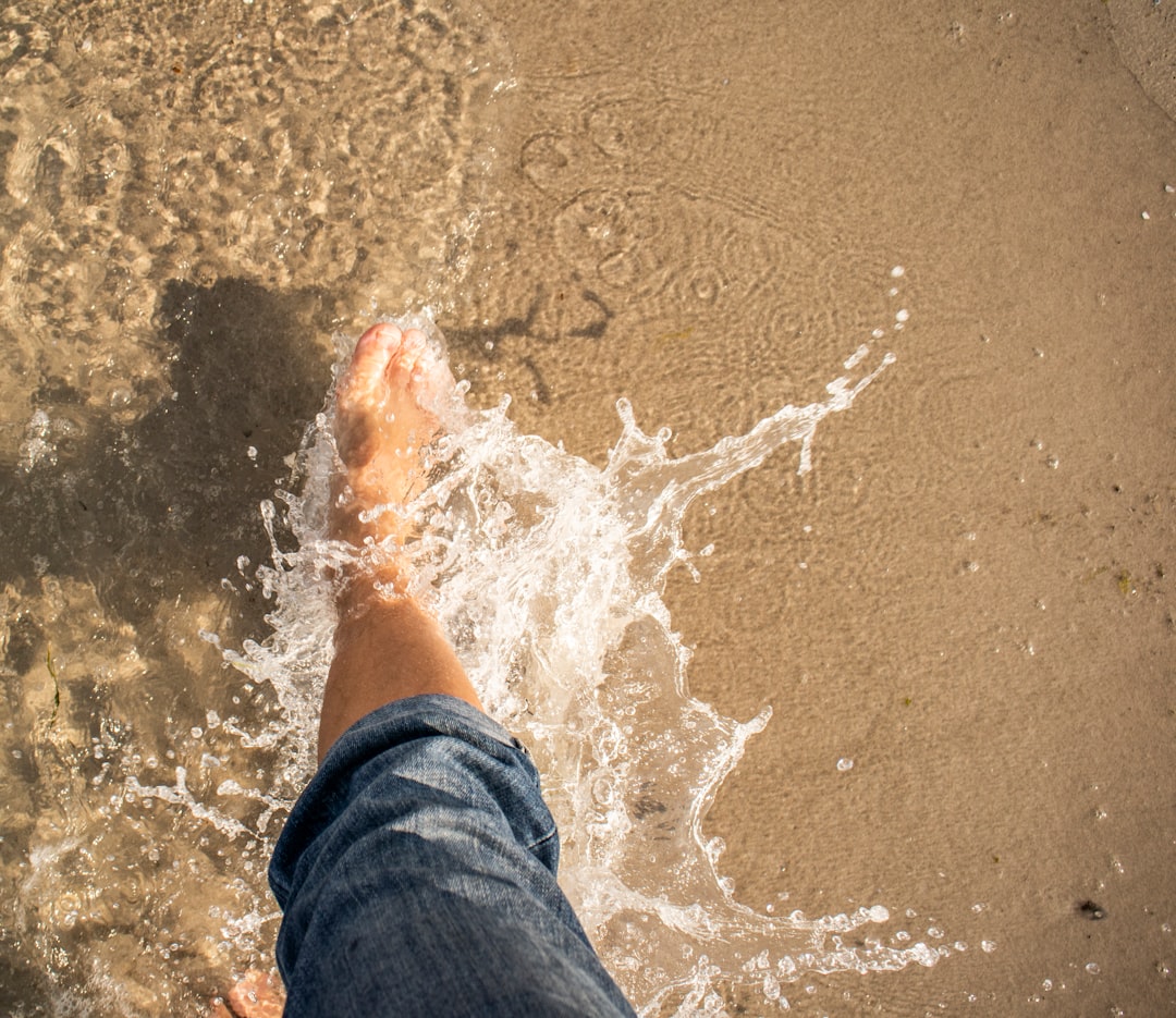 découvrez nos conseils et astuces pour prendre soin de vos pieds. apprenez à prévenir les douleurs plantaires, à choisir les meilleures chaussures et à appliquer des soins adaptés pour garder vos pieds en pleine santé.