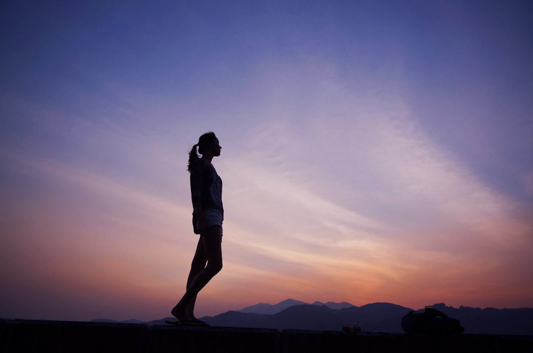 découvrez l'art de la silhouette : une exploration fascinante des formes et des contours. apprenez à créer des ombres élégantes et à capturer l'essence du mouvement à travers des techniques artistiques variées.